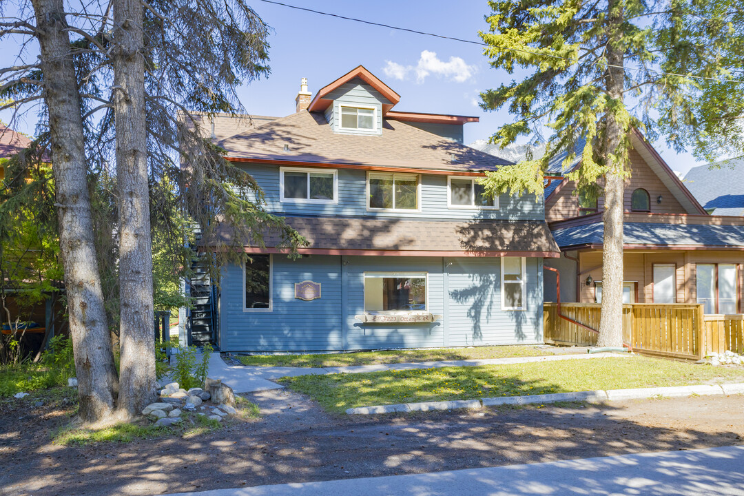 Cottage Bed And Breakfast in Banff, AB - Building Photo