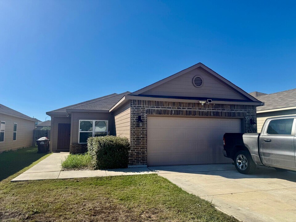 4527 Heathers Star St in Saint Hedwig, TX - Building Photo