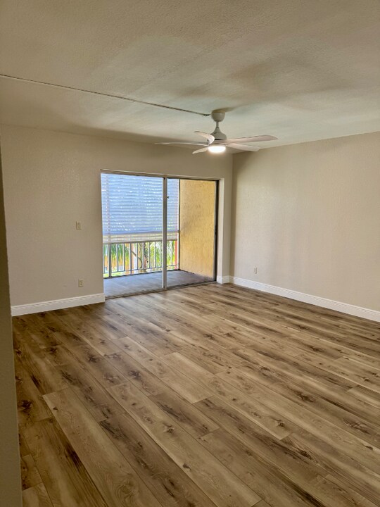 2366 E Mall Dr in Ft. Myers, FL - Building Photo
