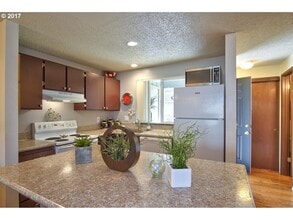 3875 NW Chemult Pl, Unit 3877 in Portland, OR - Building Photo - Building Photo