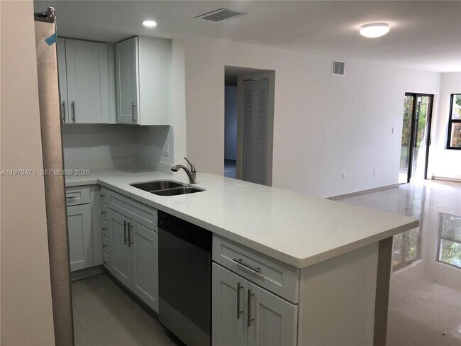 8883 Fontainebleau Blvd, Unit 101-A in Miami, FL - Building Photo - Building Photo