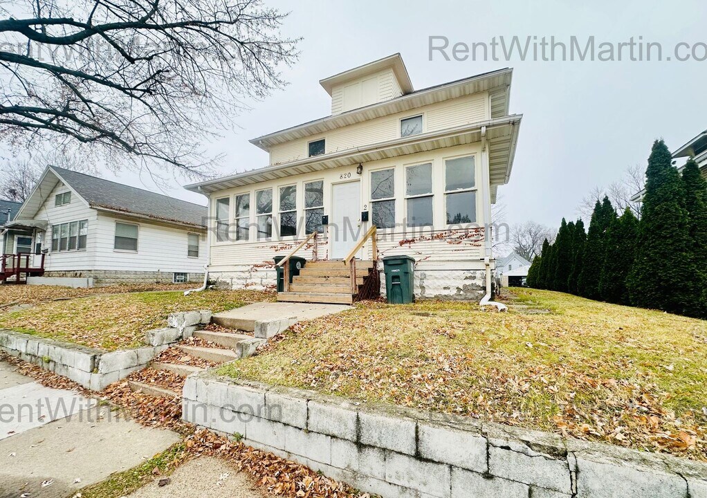 820 W 2nd St in Waterloo, IA - Building Photo