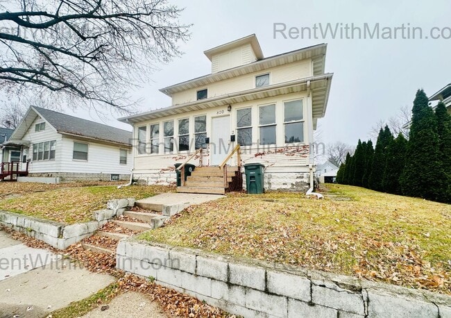 property at 820 W 2nd St