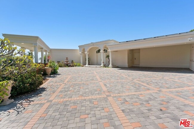 1725 Loma Vista Dr in Beverly Hills, CA - Building Photo - Building Photo