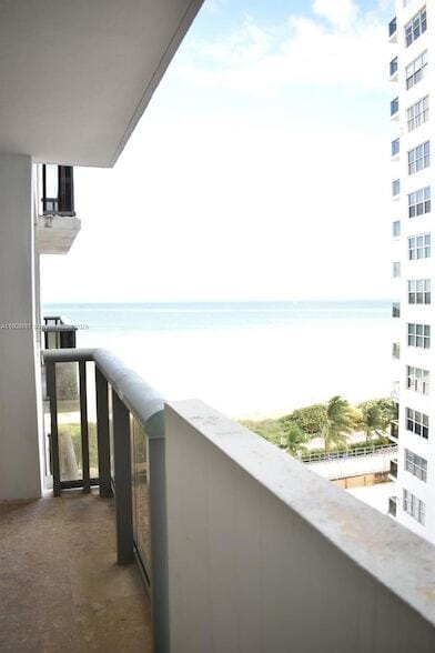 6039 Collins Ave, Unit 914 in Miami Beach, FL - Building Photo - Building Photo