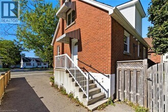 425 Upper Gage Ave in Hamilton, ON - Building Photo - Building Photo