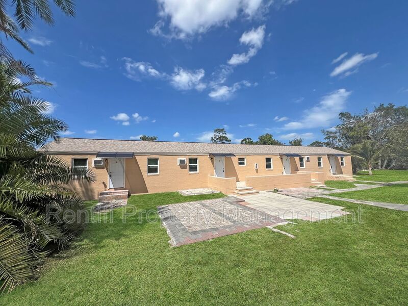 101 3rd St in Ft. Myers, FL - Building Photo