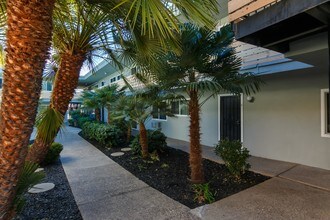 Lamplighter Apartments in Modesto, CA - Foto de edificio - Building Photo