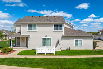 Walnut Creek Townhomes in Urbandale, IA - Building Photo - Building Photo