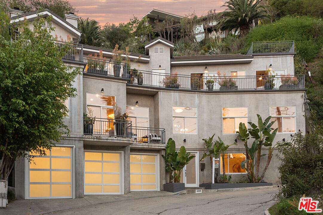 2333 Vasanta Way in Los Angeles, CA - Building Photo