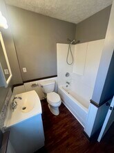 221 Charlotte St NW in North Canton, OH - Foto de edificio - Building Photo
