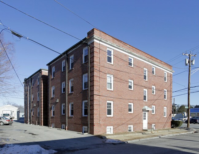 501 Reservoir Ave in Cranston, RI - Foto de edificio - Building Photo