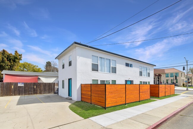 1000 Ximeno Ave in Long Beach, CA - Building Photo - Building Photo