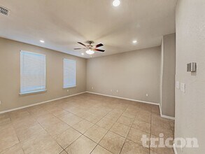 4327 Spirit Star Dr in Converse, TX - Foto de edificio - Building Photo