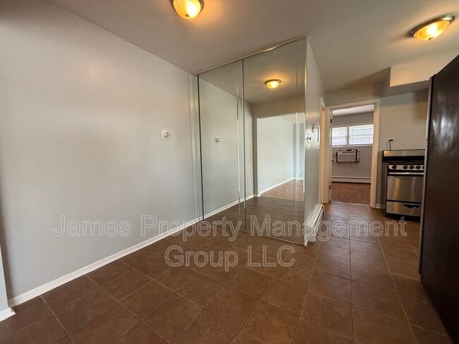 39 King Arthur Ct in New City, NY - Building Photo - Building Photo