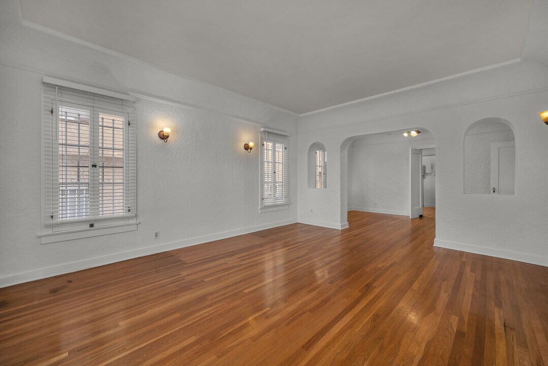 1115 Queen Anne Pl in Los Angeles, CA - Building Photo