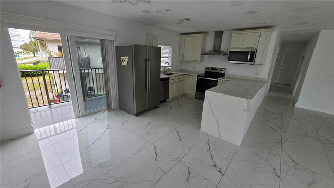 5332 NW 18th St in Lauderhill, FL - Building Photo - Building Photo