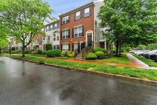11 Droyers Pointe Blvd in Jersey City, NJ - Building Photo
