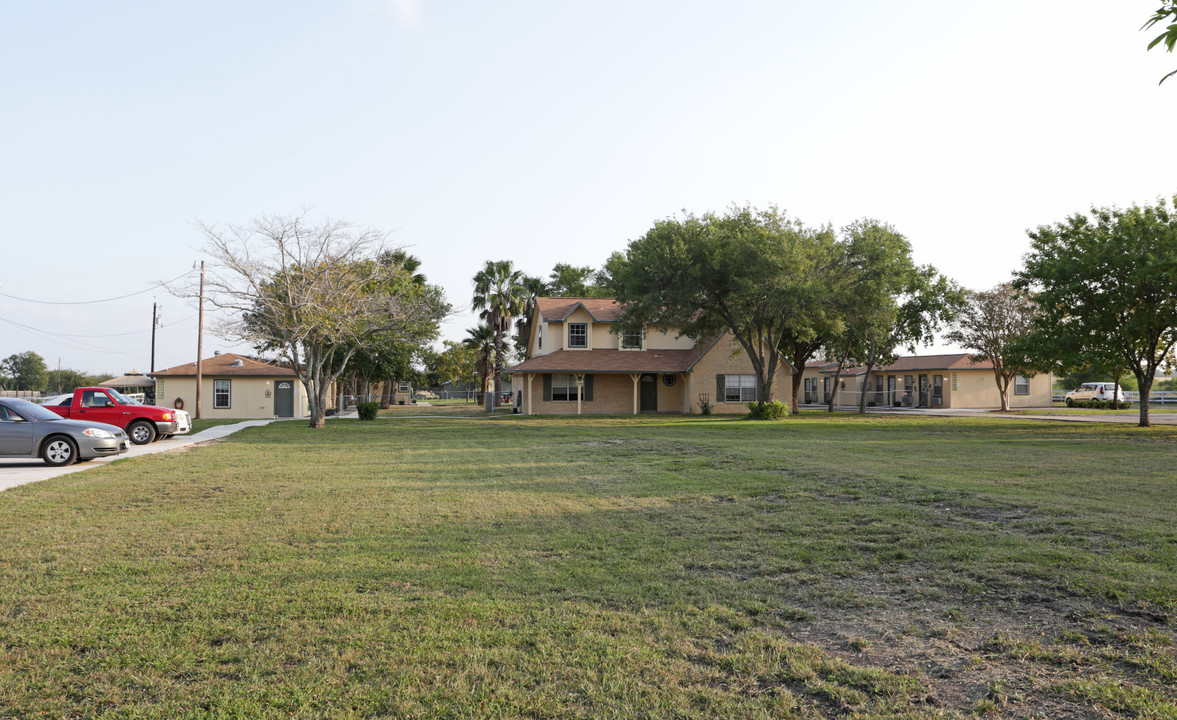 1104 Country Ln in Marion, TX - Building Photo