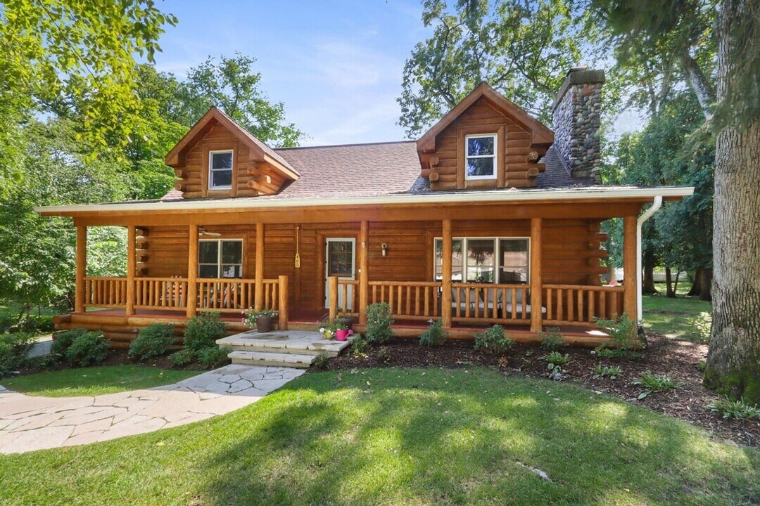 465 Sylvan Dr in Fontana-on-Geneva Lake, WI - Building Photo