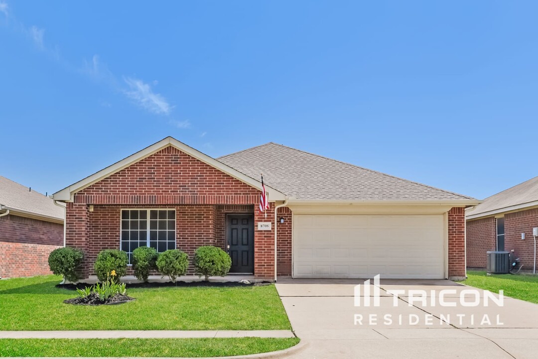 8708 Sumter Way in Fort Worth, TX - Building Photo
