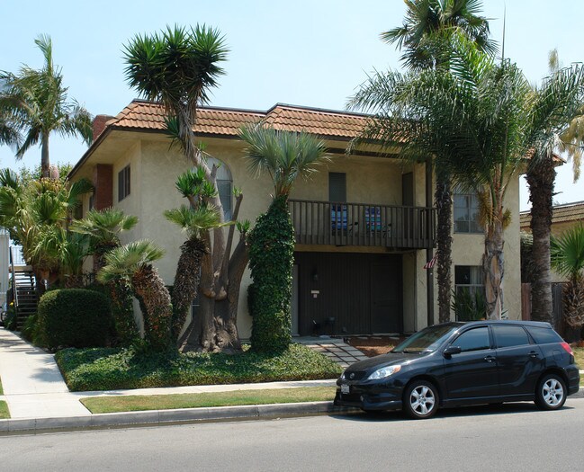 16102 Waikiki Ln in Huntington Beach, CA - Building Photo - Building Photo