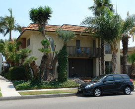 16102 Waikiki Ln in Huntington Beach, CA - Foto de edificio - Building Photo