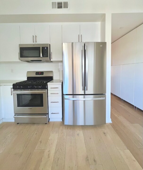 2924 Rowena Ave in Los Angeles, CA - Building Photo