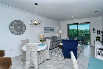 18028 Gawthrop Dr, Unit 4 in Bradenton, FL - Foto de edificio - Building Photo