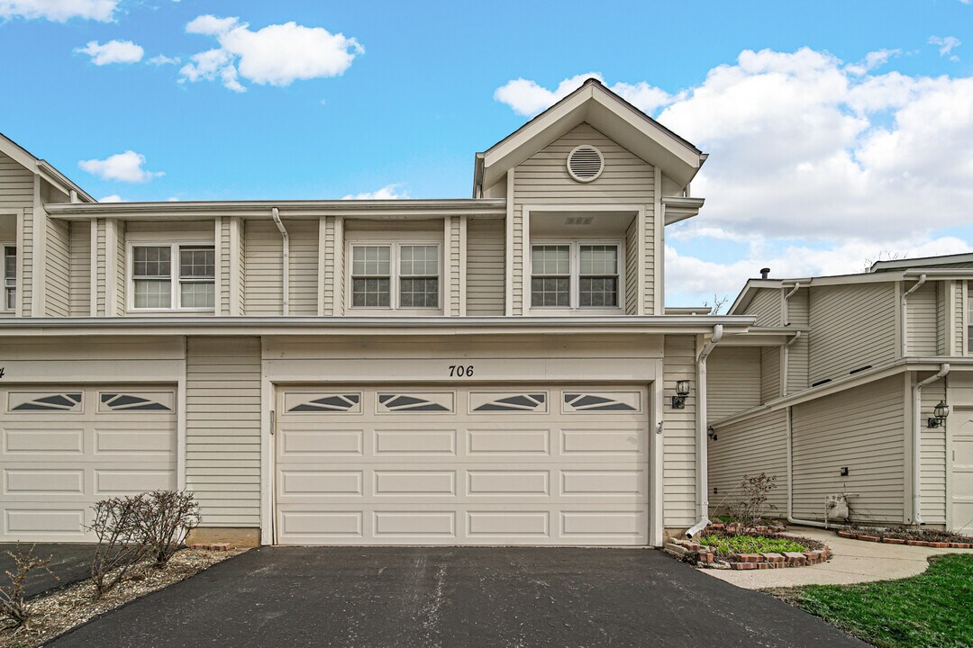706 Sturnbridge Ln in Schaumburg, IL - Building Photo