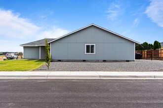 318 N Saratoga Wy in Moses Lake, WA - Foto de edificio - Building Photo