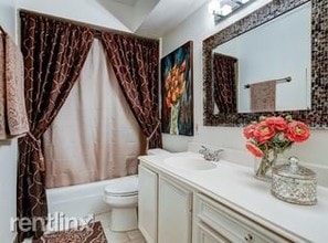 351 N Post Oak Ln in Houston, TX - Building Photo - Building Photo