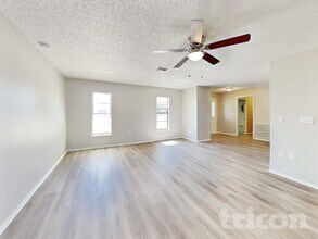 2001 Deborah Dr in Spring Hill, FL - Foto de edificio - Building Photo