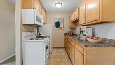 Canyon Lake Apartments in Rapid City, SD - Building Photo - Building Photo