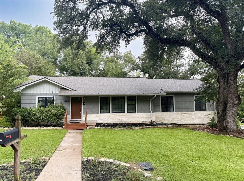 1904 Ave P in Huntsville, TX - Building Photo