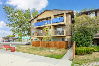 6236 Bowness Rd NW in Calgary, AB - Building Photo - Building Photo