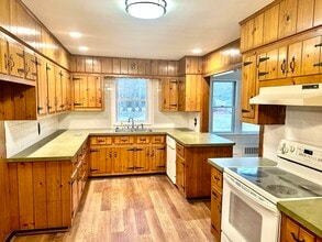 365 N Bedford St in East Bridgewater, MA - Building Photo - Building Photo