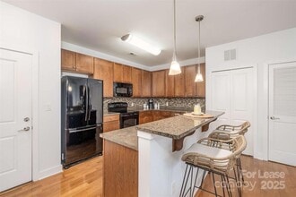 630 Calvert St, Unit 409 in Charlotte, NC - Foto de edificio - Building Photo