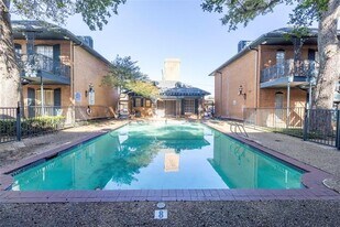 6011 E University Blvd in Dallas, TX - Building Photo