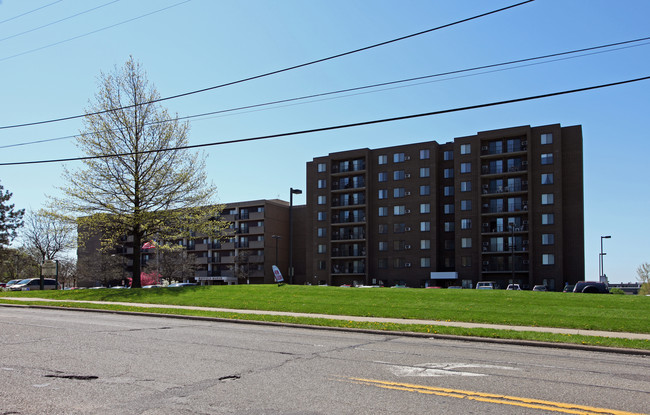 Mayfield Manor in Canton, OH - Building Photo - Building Photo