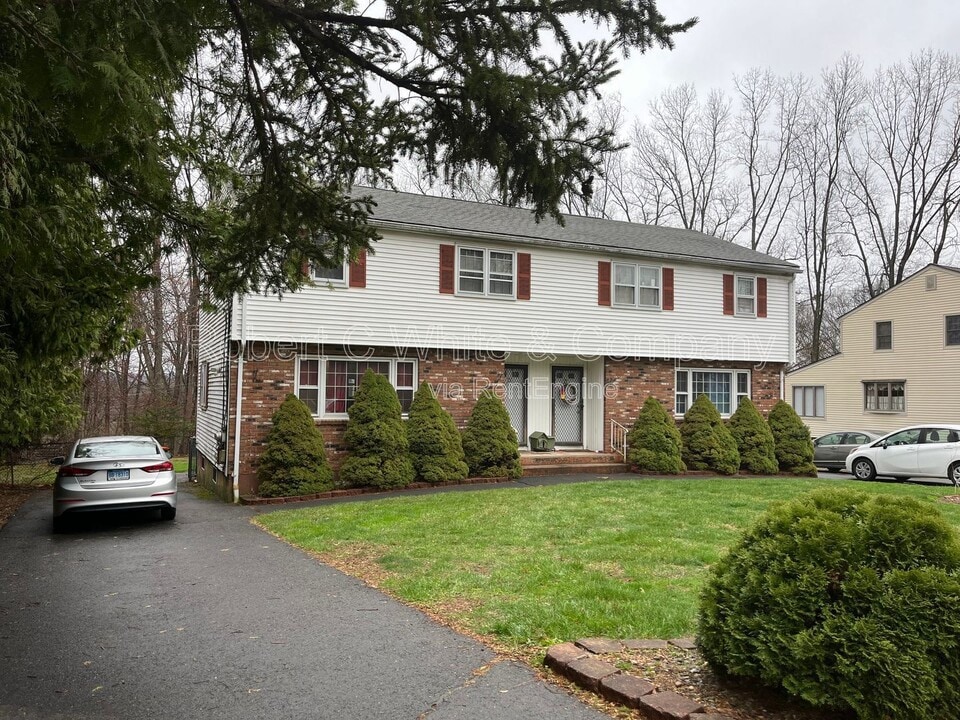 25 Regency Ct in Southington, CT - Building Photo