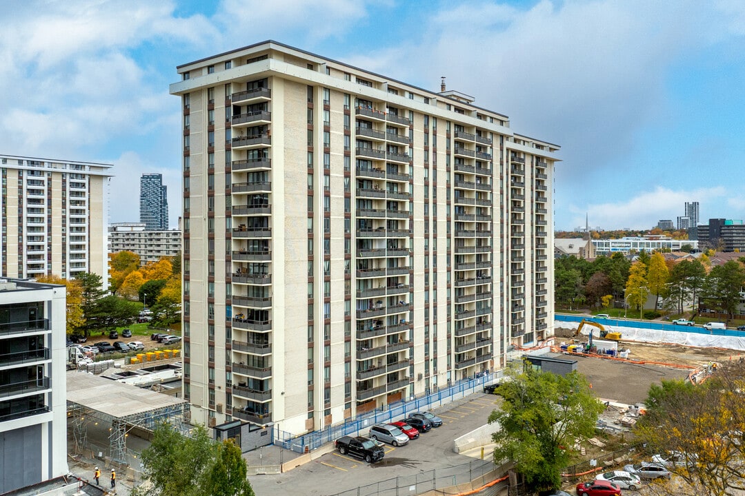 25 St. Dennis Drive in Toronto, ON - Building Photo