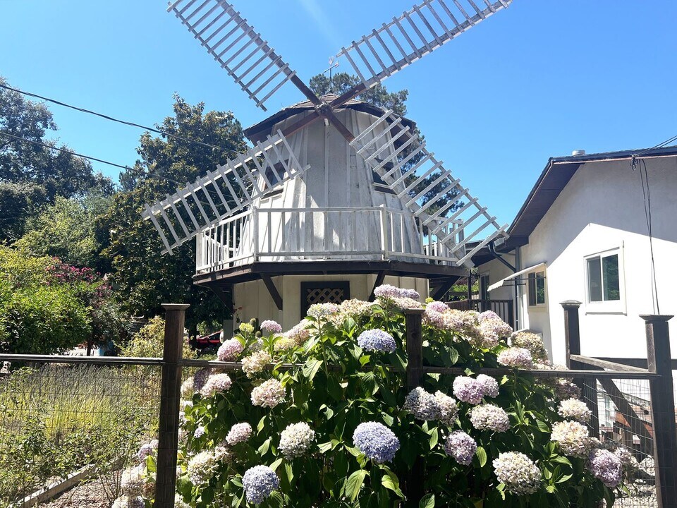 6030 Fredricks Rd in Sebastopol, CA - Foto de edificio