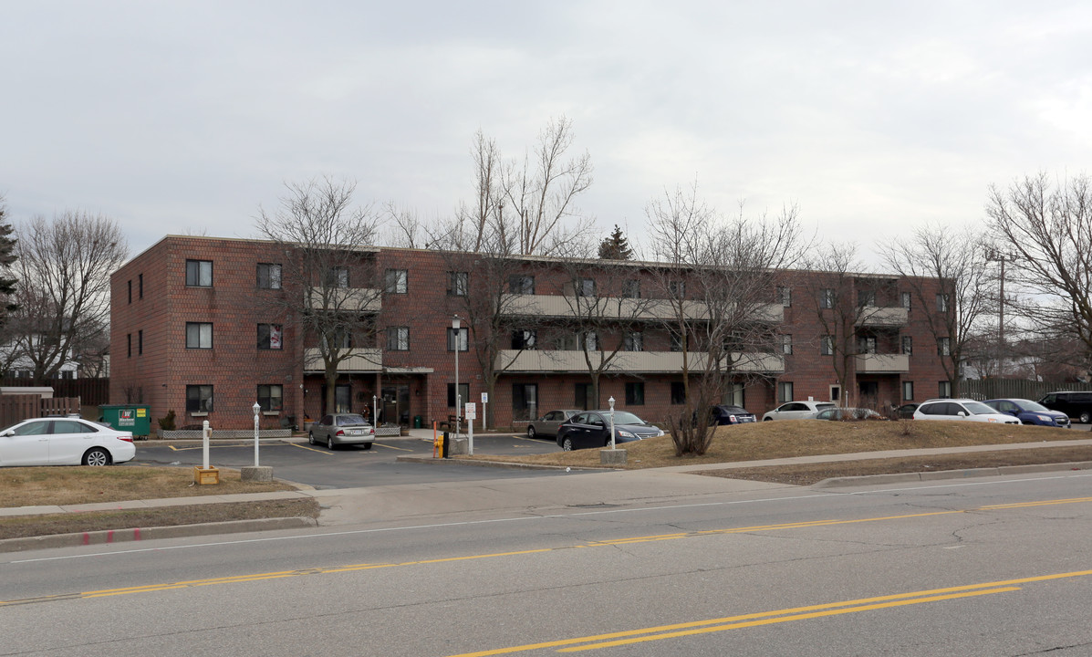 405 Holiday Inn Dr in Cambridge, ON - Building Photo