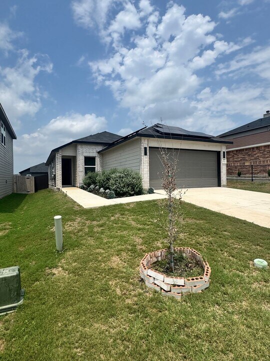 8517 Barefoot Ln in Converse, TX - Building Photo
