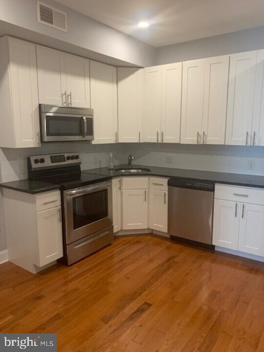 3538 Wharton St-Unit -3RD FL in Philadelphia, PA - Foto de edificio