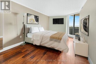 3845-3845 Lake Shore Blvd W in Toronto, ON - Building Photo - Building Photo