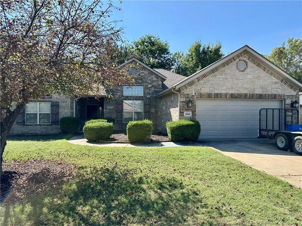 4989 W Homespun Dr in Fayetteville, AR - Building Photo