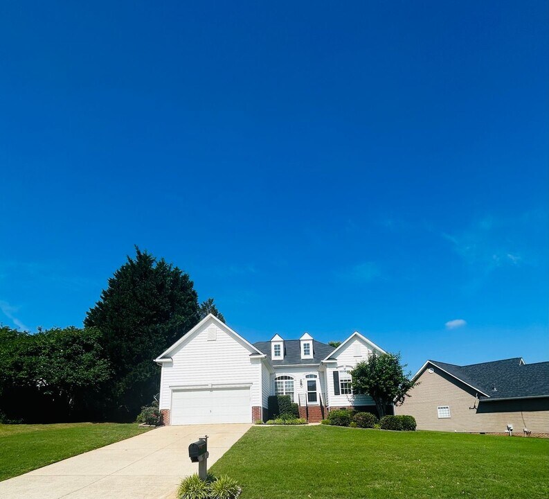 711 Dutchman Ct in Greer, SC - Building Photo