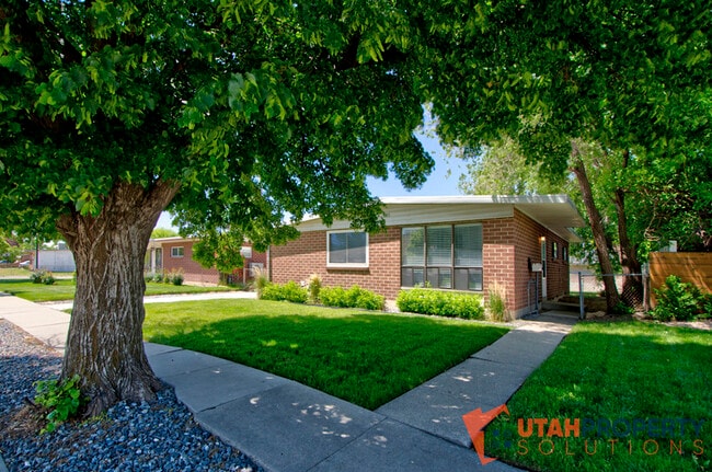 property at 1215 N Victoria Way